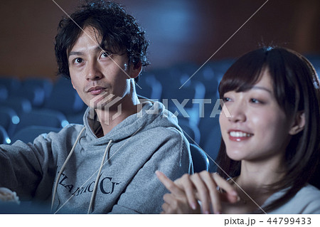 映画館で映画を見る観客 映画館で映画を見る観客 44799433