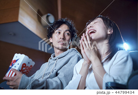 映画館で映画を見る観客 44799434