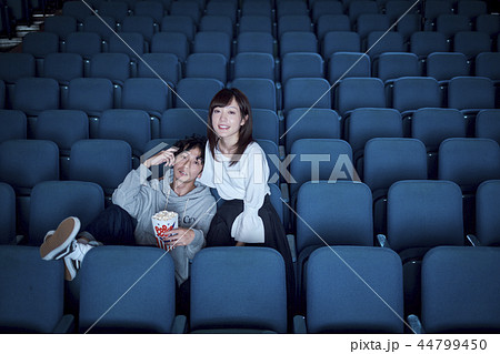 映画館で映画を見る観客の写真素材