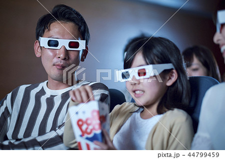 3D映画を見る観客 3D映画を見る観客 44799459