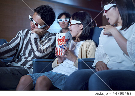 3D映画を見る観客 3D映画を見る観客 44799463