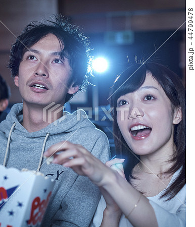 映画館で映画を見る観客 映画館で映画を見る観客 44799478