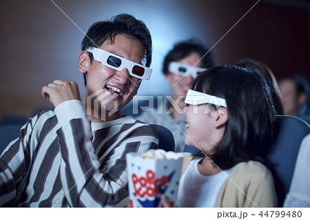 3D映画を見る観客 3D映画を見る観客 44799480