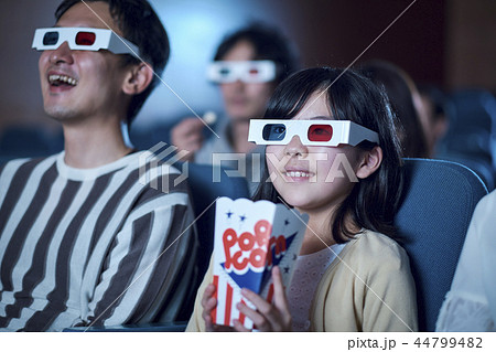 3D映画を見る観客 44799482