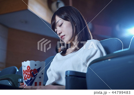 映画館で映画を見る観客 映画館で映画を見る観客 44799483