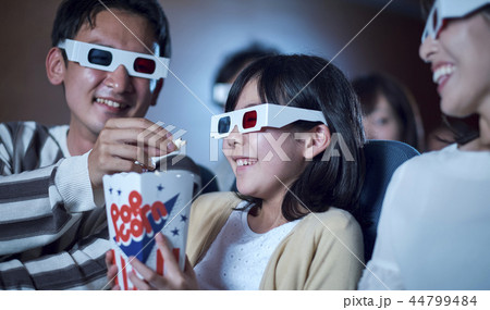 3D映画を見る観客 3D映画を見る観客 44799484