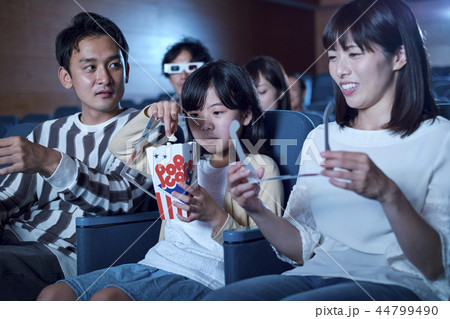 3D映画を見る観客 44799490