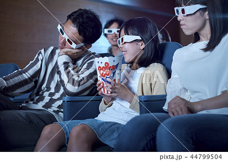 3D映画を見る観客 44799504