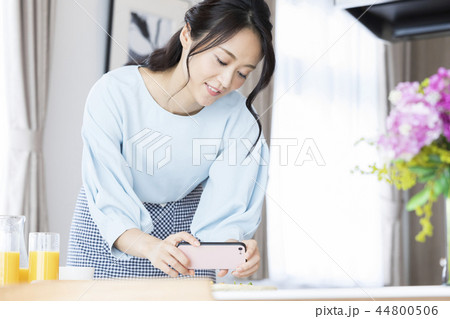 料理を撮影する女性 44800506