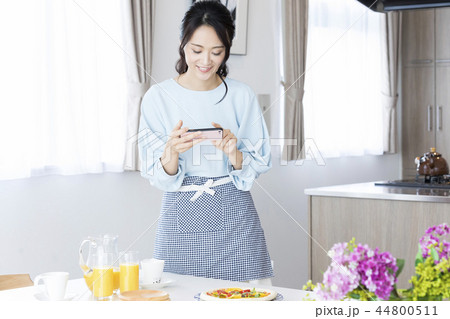 料理を撮影する女性 料理を撮影する女性 44800511
