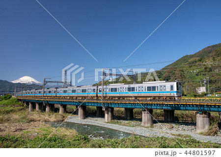 快晴・富士山と小田急線 44801597