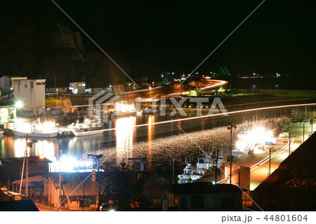 夜明け前の北海道函館市椴法華港に漁船が入港してくる風景を撮影 夜明け前の北海道函館市椴法華港に漁船が入港してくる風景を撮影 44801604