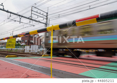 踏切を通過する電車 中央線の写真素材