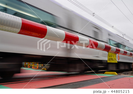 踏切を通過する電車 中央線の写真素材