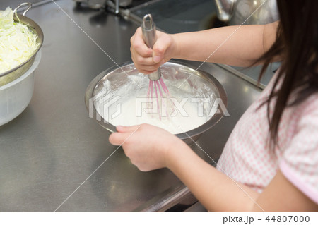 小麦粉を混ぜる女の子 小麦粉を混ぜる女の子 44807000