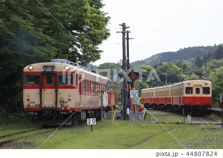 上総中野駅を同時発車する小湊鉄道・いすみ鉄道急行 44807824