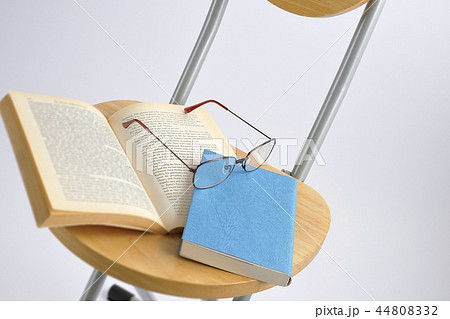 本を読む 44808332