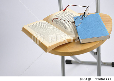 本を読む 44808334