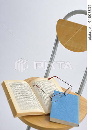 本を読む 44808336
