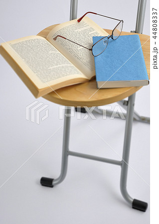 本を読む 44808337