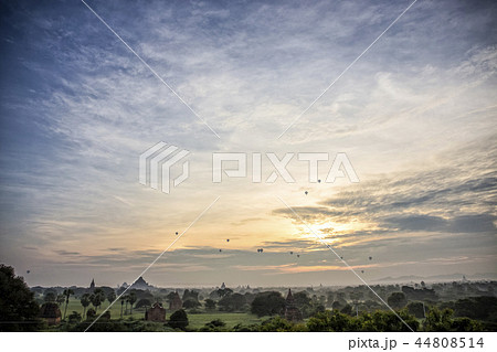 バガンの朝日と仏教遺跡のある風景 44808514