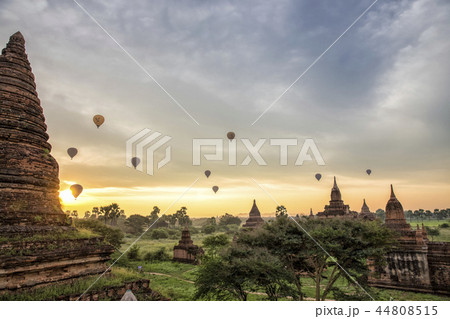バガンの朝日と仏教遺跡のある風景 44808515
