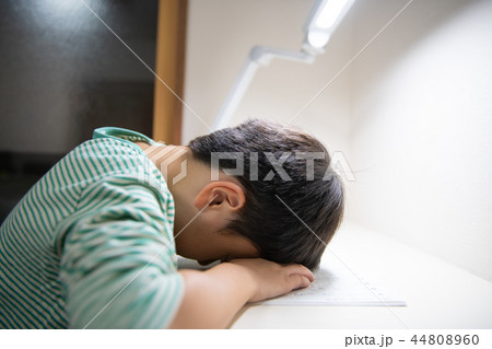 居眠りする小学3年生　 44808960