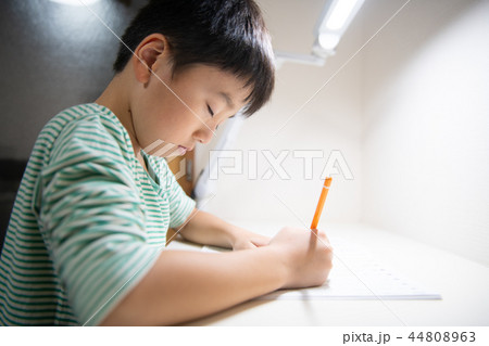 居眠りする小学3年生　 44808963