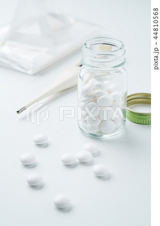 薬・体温計・ティッシュ 医療イメージ 薬・体温計・ティッシュ 医療イメージ 44810568