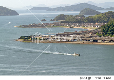 音戸の瀬戸へ向かう船と音戸町波多見地区の眺め 44814388