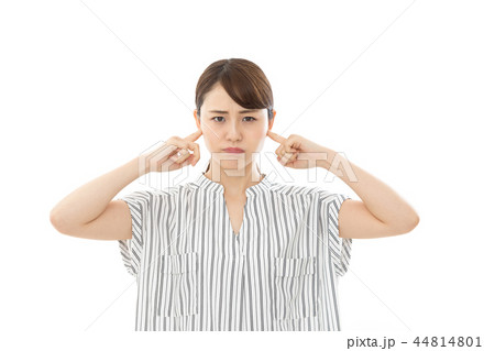 若い女性　噂　うるさい　ネガティブ 44814801