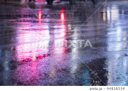 東京 新宿 夜景 雨の日 雑踏の写真素材