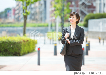 オフィス街 スーツの女性 OL ビジネス スーツ ポートレート リクルート オフィス街 スーツの女性 OL ビジネス スーツ ポートレート リクルート 44817512