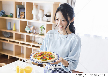 料理を運ぶ女性の写真素材