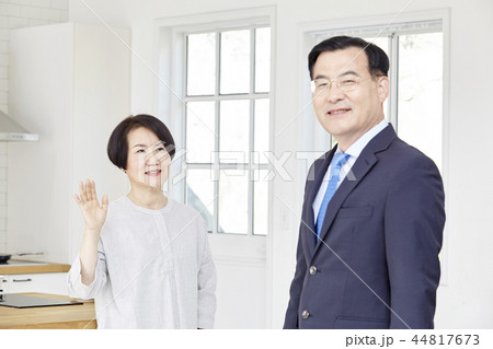 夫婦 ビジネスマン 出勤 44817673