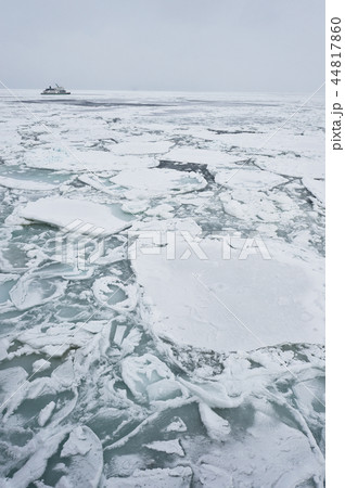流氷観光船から見た流氷（北海道・網走） 44817860