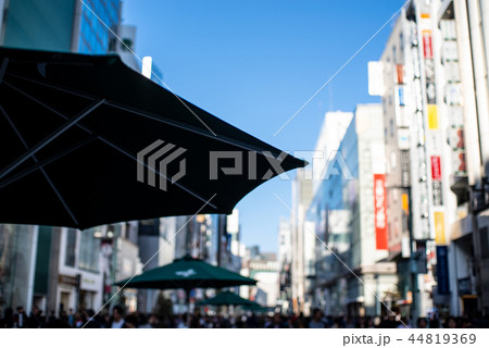 東京 銀座歩行者天国の午後 秋晴れの下のパラソル　2018.10　a 北向き 44819369