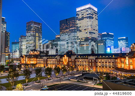 《東京都》東京駅の夜景・ブルーアワー 44819600