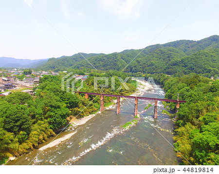 上空から眺めた「荒川橋梁」〜ドローンで空撮(埼玉県秩父郡長瀞町長瀞・皆野町下田野) 上空から眺めた「荒川橋梁」〜ドローンで空撮(埼玉県秩父郡長瀞町長瀞・皆野町下田野) 44819814
