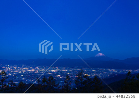 (山梨県)甘利山から望む、甲府盆地夜景と富士山 (山梨県)甘利山から望む、甲府盆地夜景と富士山 44822559