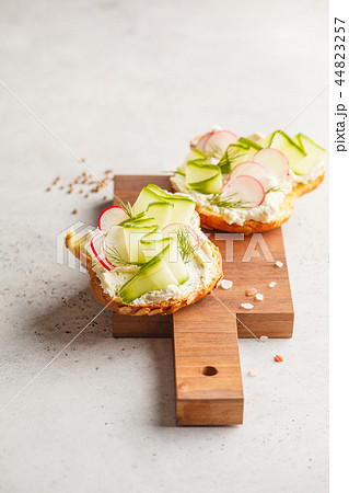 cream cheese, cucumber and radish sandwiches 44823257