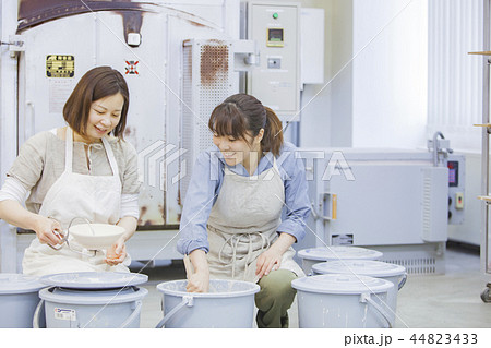 陶芸をする女性 44823433
