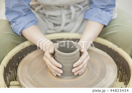 陶芸をする女性 44823434