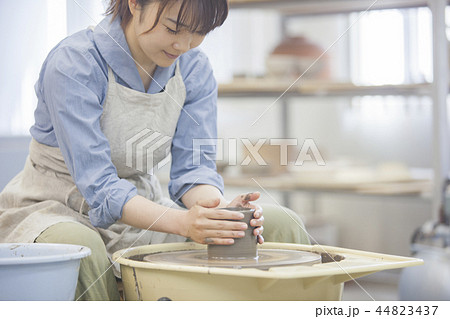陶芸をする女性 44823437