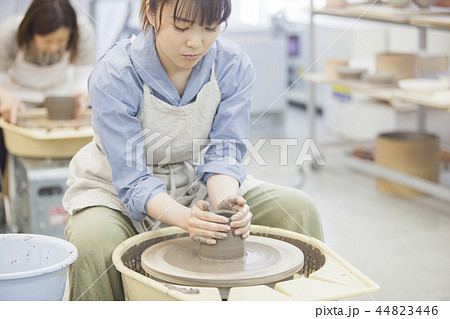 陶芸をする女性 44823446
