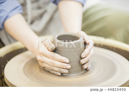 陶芸をする女性 44823450