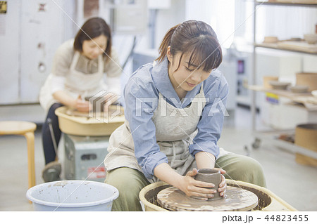 陶芸をする女性 44823455