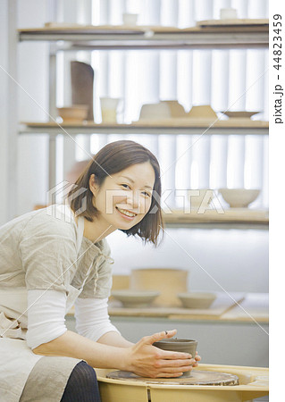 陶芸をする女性 陶芸をする女性 44823459