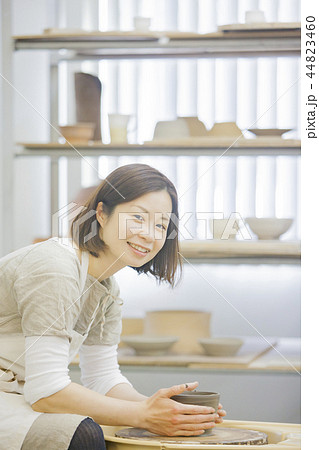 陶芸をする女性 陶芸をする女性 44823460