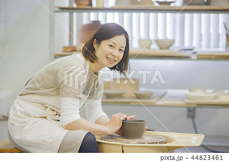 陶芸をする女性 陶芸をする女性 44823461